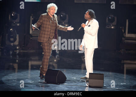 Berlin-Adlershof, Allemagne. 28 janvier, 2014. Presentor Thomas Gottschalk et musicien Dr. Alban pendant l'enregistrement de l'RTL show 'Retour à l'école - Gottschalk's Big Réunion de classe' à Berlin-Adlershof, Allemagne, 28 janvier 2014. L'épisode sera diffusé le 21 février à 20 h 15. Photo : JOERG CARSTENSEN/dpa/Alamy Live News Banque D'Images