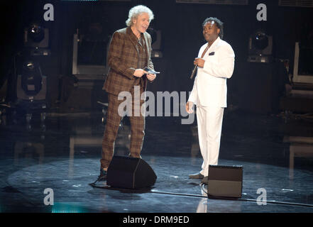 Berlin-Adlershof, Allemagne. 28 janvier, 2014. Presentor Thomas Gottschalk et musicien Dr. Alban pendant l'enregistrement de l'RTL show 'Retour à l'école - Gottschalk's Big Réunion de classe' à Berlin-Adlershof, Allemagne, 28 janvier 2014. L'épisode sera diffusé le 21 février à 20 h 15. Photo : JOERG CARSTENSEN/dpa/Alamy Live News Banque D'Images
