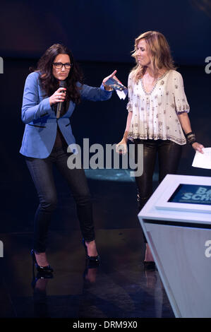 Berlin-Adlershof, Allemagne. 28 janvier, 2014. L'actrice Christine Neubauer (L) et la chanteuse américaine Sheryl Crow au cours de l'enregistrement de l'RTL show 'Retour à l'école - Gottschalk's Big Réunion de classe' à Berlin-Adlershof, Allemagne, 28 janvier 2014. L'épisode sera diffusé le 21 février à 20 h 15. Photo : JOERG CARSTENSEN/dpa/Alamy Live News Banque D'Images