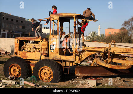 Gaza, Territoires palestiniens. 29 janvier, 2014. Les enfants palestiniens jouant avec un tracteur dans la vieille ville de Gaza, le 29 janvier 2014. Credit : Majdi Fathi/NurPhoto ZUMAPRESS.com/Alamy/Live News Banque D'Images