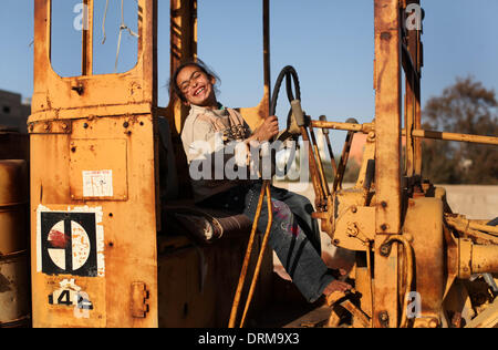 Gaza, Territoires palestiniens. 29 janvier, 2014. Les enfants palestiniens jouant avec un tracteur dans la vieille ville de Gaza, le 29 janvier 2014. Credit : Majdi Fathi/NurPhoto ZUMAPRESS.com/Alamy/Live News Banque D'Images