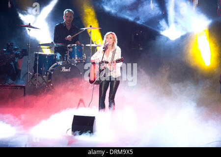 Berlin-Adlershof, Allemagne. 28 janvier, 2014. La chanteuse américaine Sheryl Crow préformes pendant l'enregistrement de l'RTL show 'Retour à l'école - Gottschalk's Big Réunion de classe' à Berlin-Adlershof, Allemagne, 28 janvier 2014. L'épisode sera diffusé le 21 février à 20 h 15. Photo : JOERG CARSTENSEN/dpa/Alamy Live News Banque D'Images