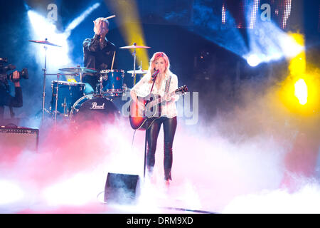 Berlin-Adlershof, Allemagne. 28 janvier, 2014. La chanteuse américaine Sheryl Crow préformes pendant l'enregistrement de l'RTL show 'Retour à l'école - Gottschalk's Big Réunion de classe' à Berlin-Adlershof, Allemagne, 28 janvier 2014. L'épisode sera diffusé le 21 février à 20 h 15. Photo : JOERG CARSTENSEN/dpa/Alamy Live News Banque D'Images