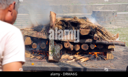 Décès crémation cadavre brûler le feu, temple de Pashupatinath, Katmandou, Népal Banque D'Images