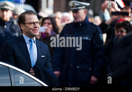 Düsseldorf, Allemagne. 29 janvier, 2014. Le Prince Daniel en dehors de l'hôtel de ville à Duesseldorf, Allemagne, du 29 janvier 2014. L'Agence suédoise de la famille royale sont sur une visite de deux jours en Allemagne. Photo : JAN-PHILIPP STROBEL/dpa/Alamy Live News Banque D'Images