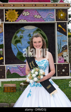 Carnaval/Gala beauty queen dans le Derbyshire, village d'Eyam dans le Peak District en Angleterre Banque D'Images