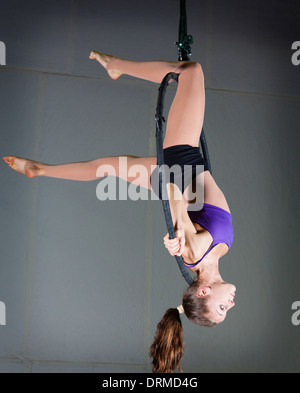 Des exercices aériens gymnast Banque D'Images