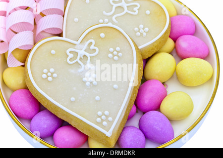 Deux cookies en forme de cœur sur un fin avec dragées. Banque D'Images