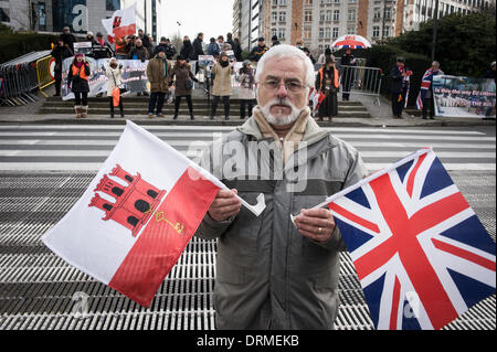 Bruxelles, Bxl, Belgique. 29 janvier, 2014. Un groupe de citoyens de Gibraltar protestation devant le siège de l'Union européenne à Bruxelles, Belgique le 29.01.2014. Les Gibraltariens manifester contre les contrôles frontaliers créé par le gouvernement espagnol. Dernières années, les tensions sur le territoire britannique Gibraltart ont commencé à être plus forte par Wiktor Dabkowski © Wiktor Dabkowski/ZUMAPRESS.com/Alamy Live News Banque D'Images