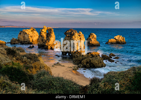 Le Portugal, l'Algarve rock formations sur une petite plage près de Albufeira en lumière du soir Banque D'Images