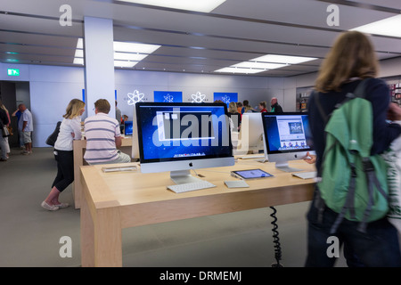 Intérieur de l'Apple Store, baignoire, Somerset, UK Banque D'Images