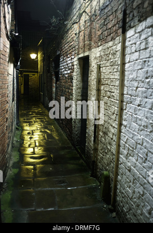 Ruelle sombre la nuit à York Banque D'Images