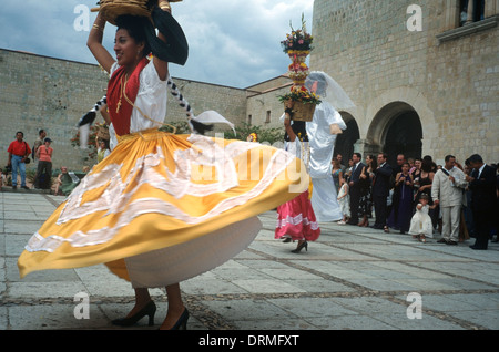 Danses régionales en face de l'église de Santo Domingo après une célébration de mariage Banque D'Images