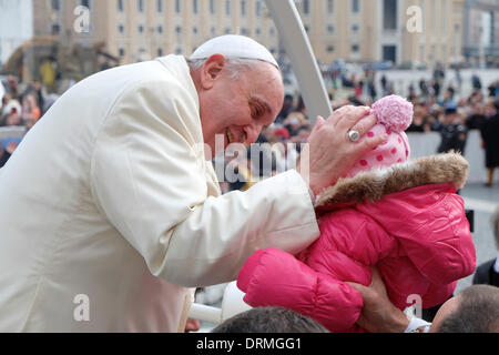 St Peter's square, Vatican, Rome, Italie. 29 janvier, 2014. Le pape François au cours de l'audience générale du 29 janvier 2014 Crédit : Realy Easy Star/Alamy Live News Banque D'Images