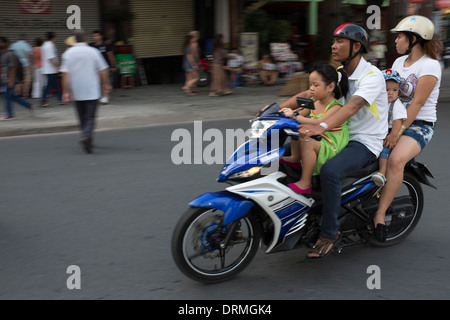 Family riding moto dans les rues de Ho Chi Minh Ville Banque D'Images