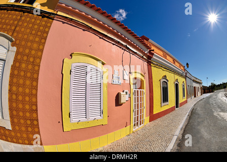 Le Portugal, l'Algarve : rue à l'architecture traditionnelle à Castro Marim Banque D'Images