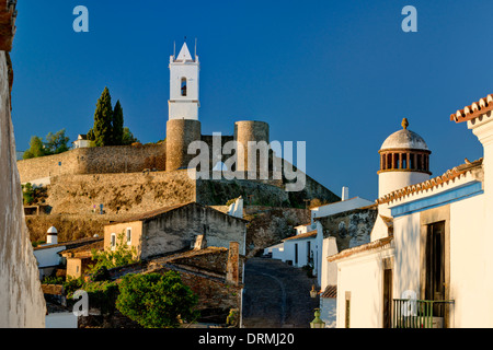 Le Portugal, l'Alentejo, murs de la ville de Monsaraz et clocher Banque D'Images