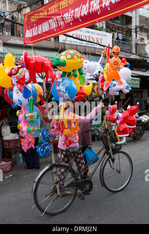 Femme vendant des ballons au large de location Banque D'Images