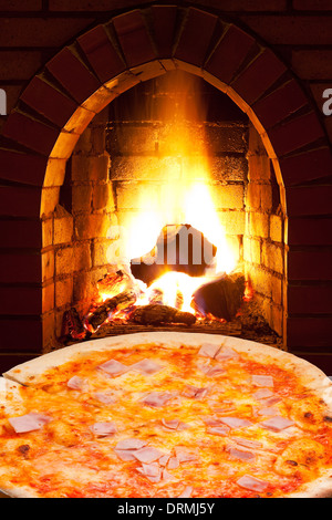 Italian Pizza au jambon et cheminée en feu de bois Banque D'Images