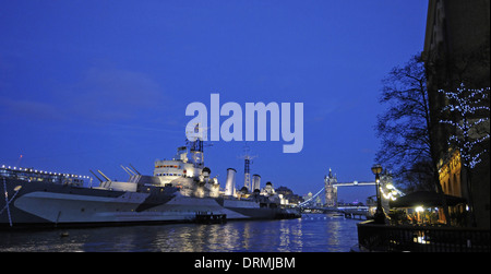Tamise au crépuscule avec le HMS Belfast et le Tower Bridge London England Banque D'Images