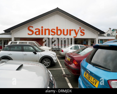 Vue extérieure du supermarché Sainsbury's sign et les voitures en stationnement parking Galles Lampeter UK KATHY DEWITT Banque D'Images