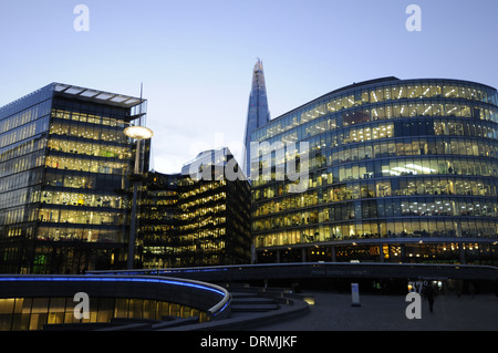 Des bureaux à Londres et plus le fragment de nuit London England Banque D'Images