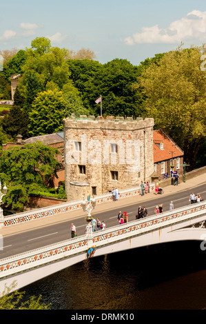 Portrait de Lendal Bridge, Lendal Tower et la rivière Ouse. Banque D'Images