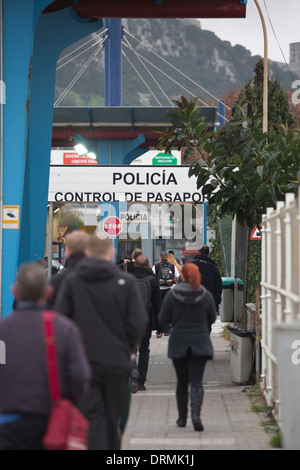 Les Douanes Police point à la frontière à La Linea entre l'Espagne et Gibraltar. Banque D'Images