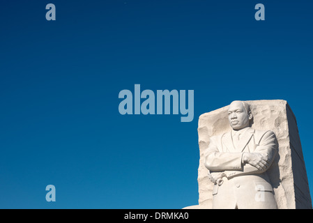 WASHINGTON DC, USA - La statue du leader des droits civils Martin Luther King Jr émergeant de la pierre d'espoir que constitue la pierre angulaire de la Martin LUTHER KING Memorial sur les rives de la Tidal Basin à Washington DC. La sculpture a été créée par le sculpteur chinois Lei Yixin. Banque D'Images