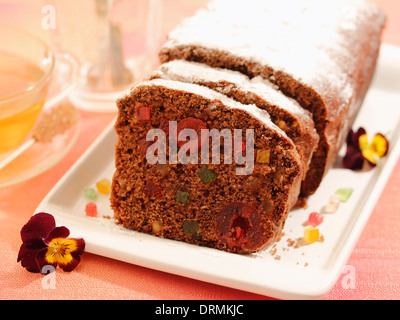 Gâteau aux prunes avec du chocolat et des fruits. Recette disponible. Banque D'Images