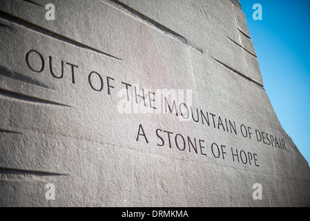 WASHINGTON DC, Etats-Unis - Une inscription sur le côté de la base de la statue des droits civils chef Dr Martin Luther King Jr émergeant de la pierre d'espoir que constitue la pierre angulaire de la Martin LUTHER KING Memorial sur les rives de la Tidal Basin à Washington DC. La sculpture a été créée par le sculpteur chinois Lei Yixin. L'inscription se lit comme suit : "En dehors de la montagne du désespoir une pierre d'espoir." Banque D'Images