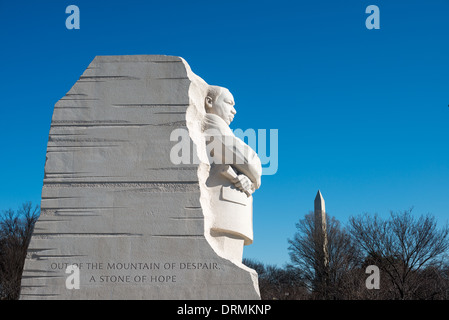 WASHINGTON DC, USA - La statue du leader des droits civils Martin Luther King Jr émergeant de la pierre d'espoir que constitue la pierre angulaire de la Martin LUTHER KING Memorial sur les rives de la Tidal Basin à Washington DC. La sculpture a été créée par le sculpteur chinois Lei Yixin. Dans l'arrière-plan est la partie supérieure de le Washington Monument. L'inscription sur la base de la statue se lit comme suit : "En dehors de la montagne du désespoir une pierre d'espoir." Banque D'Images