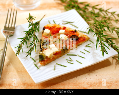 Pizza méditerranéenne. Recette disponible. Banque D'Images