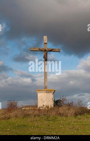 Jésus crucifié sur la croix de bois dans un champ Banque D'Images