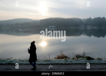 Essen, Allemagne. 23 Jan, 2014. Une femme fait une promenade au lac Baldeneysee à Essen, Allemagne, 23 janvier 2014. Photo : Federico Gambarini/dpa/Alamy Live News Banque D'Images