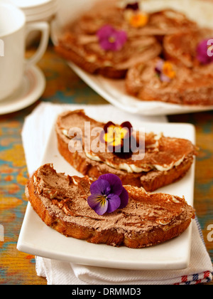 Torrijas 'Tiramisu'. Le plat traditionnel espagnol. Recette disponible.e. Banque D'Images