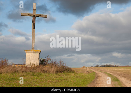 Jésus crucifié sur la croix de bois dans un champ Banque D'Images