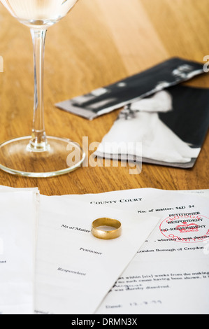 Documents de divorce sur une table, avec anneau de mariage et photo de mariage. Banque D'Images