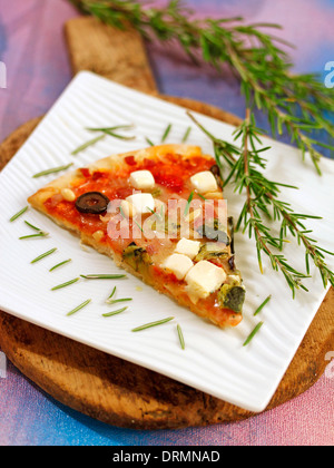 Pizza méditerranéenne. Recette disponible. Banque D'Images