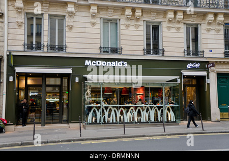 Un McCafé de style café-nourriture et boisson, propriété de la chaîne McDonald's à Paris, France. Banque D'Images