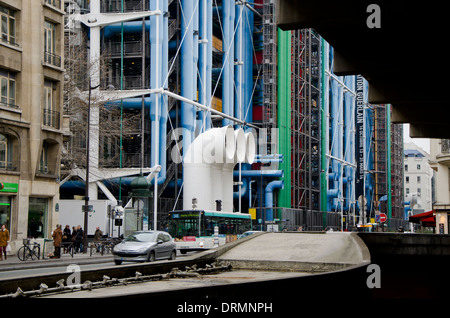 Façade avant du centre Georges Pompidou, Beaubourg, ou le plus grand musée d'art moderne en Europe. Paris, France. Banque D'Images