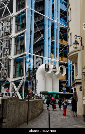 Façade avant du centre Georges Pompidou, Beaubourg, ou le plus grand musée d'art moderne en Europe. Paris, France. Banque D'Images