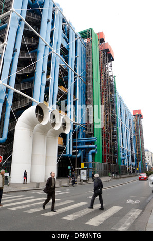 Façade avant du centre Georges Pompidou, Beaubourg, ou le plus grand musée d'art moderne en Europe. Paris, France. Banque D'Images