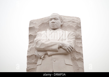 Inauguré le 16 octobre 2011, le Mémorial commémore MLK leader des droits civils Martin Luther King Jr. Il tombe sur une ligne directe entre le Lincoln Memorial et le Jefferson Memorial et situé sur les rives de la Tidal Basin. La pièce maîtresse est une statue de pierre sculptée par Lei Yixin sur lequel la figure du Dr King émerge d'un bloc de pierre appelée la pierre de l'espoir. Chaque printemps, les cerisiers en fleurs sur le Tidal Basin éclosent. Banque D'Images