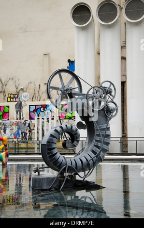 La sculpture, une partie de la fontaine Stravinsky ou Fontaine des automates à côté du centre Georges Pompidou. Paris, France. Banque D'Images