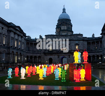 Edimbourg, Ecosse. 29 janvier, 2014. Les visiteurs sont maintenant invités à célébrer le Nouvel An chinois à venir en visitant le 90 lanterne de couleur vive les figures de guerriers de terre cuite dont des femmes et des enfants et un cheval jusqu'à 2,5 m de hauteur qui peuplent l'ancien College quadrangle, Pont du Sud. Sur l'affichage du 29 janvier - 7 février de 4 à 21h. L'exposition a été coordonnée par l'Université d'Édimbourg, en partenariat avec l'Internationale de l'événement, Banque D'Images