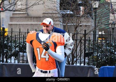 New York, NY, USA . 29 janvier, 2014. Un ventilateur Denver Broncos pose pour une photo dans Herald Square à New York City avant le Super Bowl 48. Crédit : Christopher Penler/Alamy Live News Banque D'Images