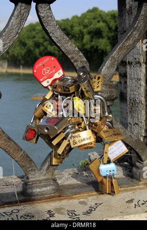 Cadenas amoureux attaché à la Sant'Angelo pont sur le Tibre. Rome, Italie. Banque D'Images