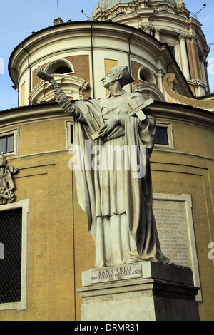 Statue de San Carlo. La Piazza Augusto Imperatore, Rome, Italie Banque D'Images