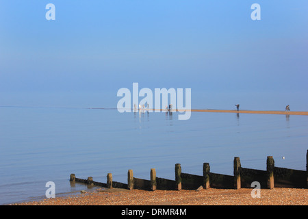 'La Rue' menant à la mer offrant une promenade naturelle temporaire. Marcher sur l'eau, Whitstable, Kent Banque D'Images